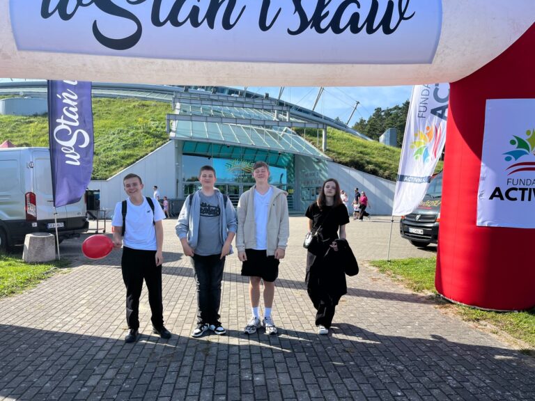 ✨🙌 „wStań i sław” – Szkolne Koło Caritas na wielkim Uwielbieniu! 🙌✨