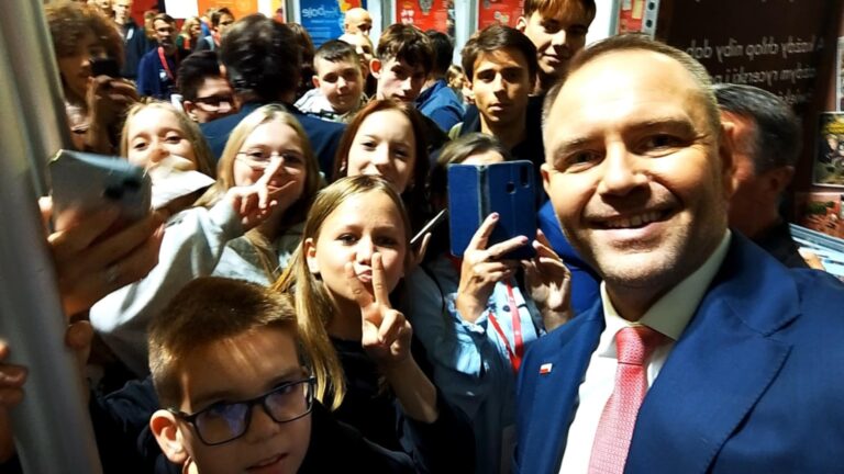 2025.10.16 – Wyjątkowy wyjazd klas ósmych do Łodzi – historia, integracja i niespodziewana wizyta  Prezydenta RP 