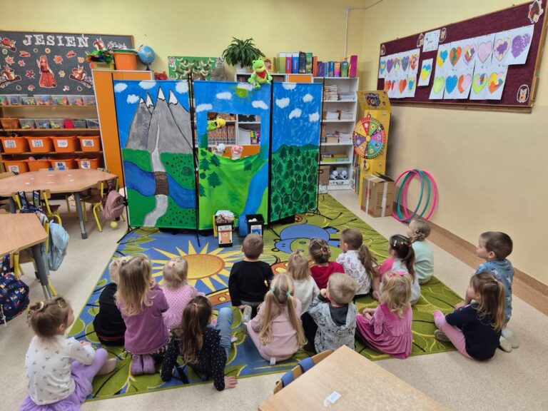 2025.11.14 – Wizyta grupy SIM PCK – ekologiczna lekcja poprzez teatr i zabawę