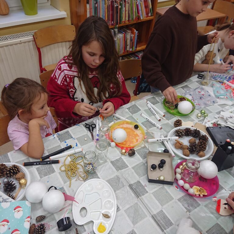 2025.12.13 – Świąteczne warsztaty w Bibliotece – magia wspólnego tworzenia