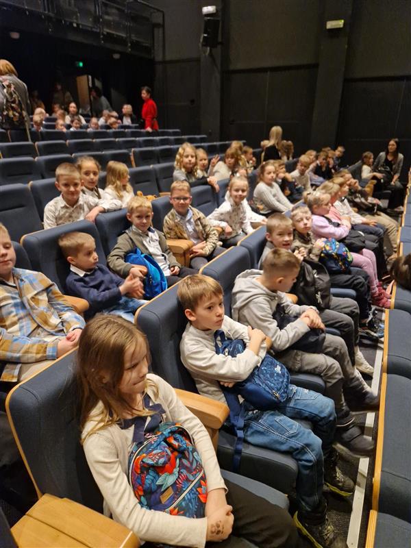 2025.12.04 – Wyjazd do teatru uczniów klas 2 na spektakl „Królowa Śniegu”