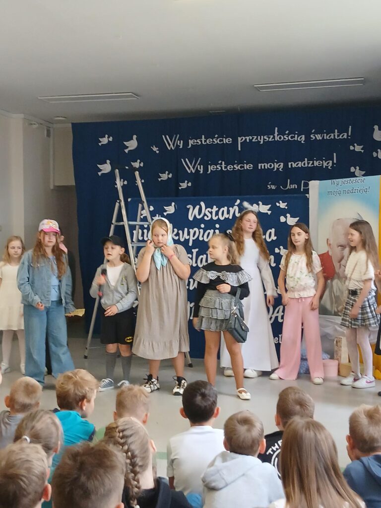 2026.05.19 – „Być jak papież” – wzruszające przedstawienie grupy teatralnej „Świetliki” 