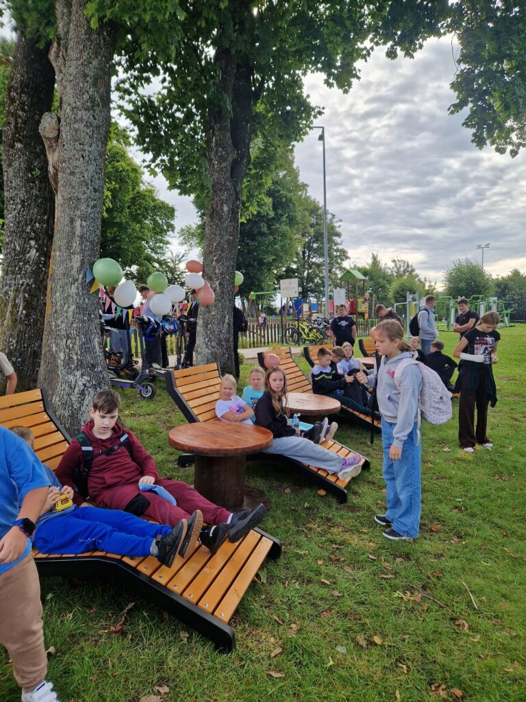 Zewnętrzna strefa relaksu dla uczniów
